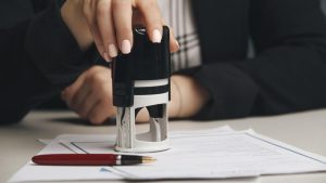 تصویر نزدیک از گذرنامه با مهر صدور ویزای کار فرانسه، نمادی از موفقیت در روند مهاجرت کاری برای متقاضیان ایرانی که قصد اشتغال و زندگی در فرانسه را دارند.