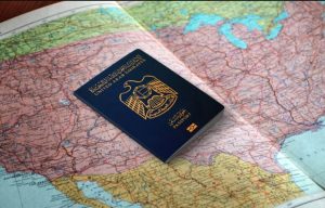 تصویری از پاسپورت امارات که می‌تواند انگیزه بسیار خوبی باشید برای کسانی که به دنبال اقامت دبی با ثبت شرکت هستند.