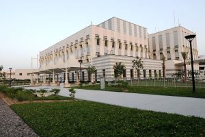 نمای بیرونی ساختمان سفارت آمریکا در دبی، محل ارائه خدمات کنسولی و صدور ویزای ایالات متحده در امارات متحده عربی